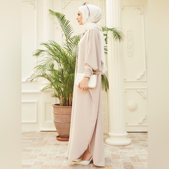 Modanisa Bat Sleeve Abaya - Picture 3 of 4